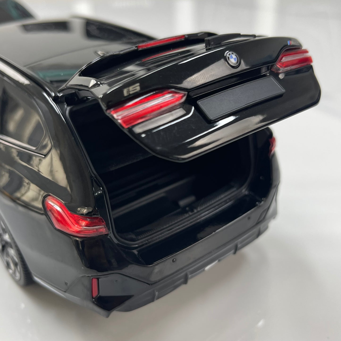 MINICHAMPS 1/18 BMW i5 M60 Touring 2024 Metallic Black 110023602