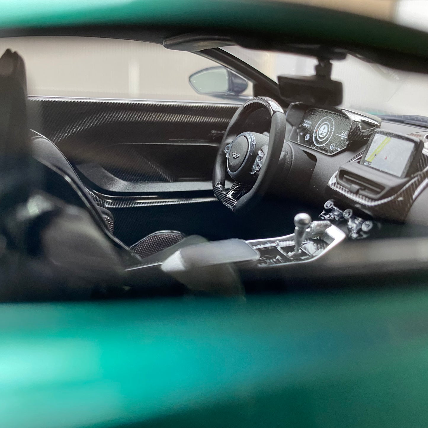 RUNNER 1/18 Aston Martin Valour Simulation Car Model Collection