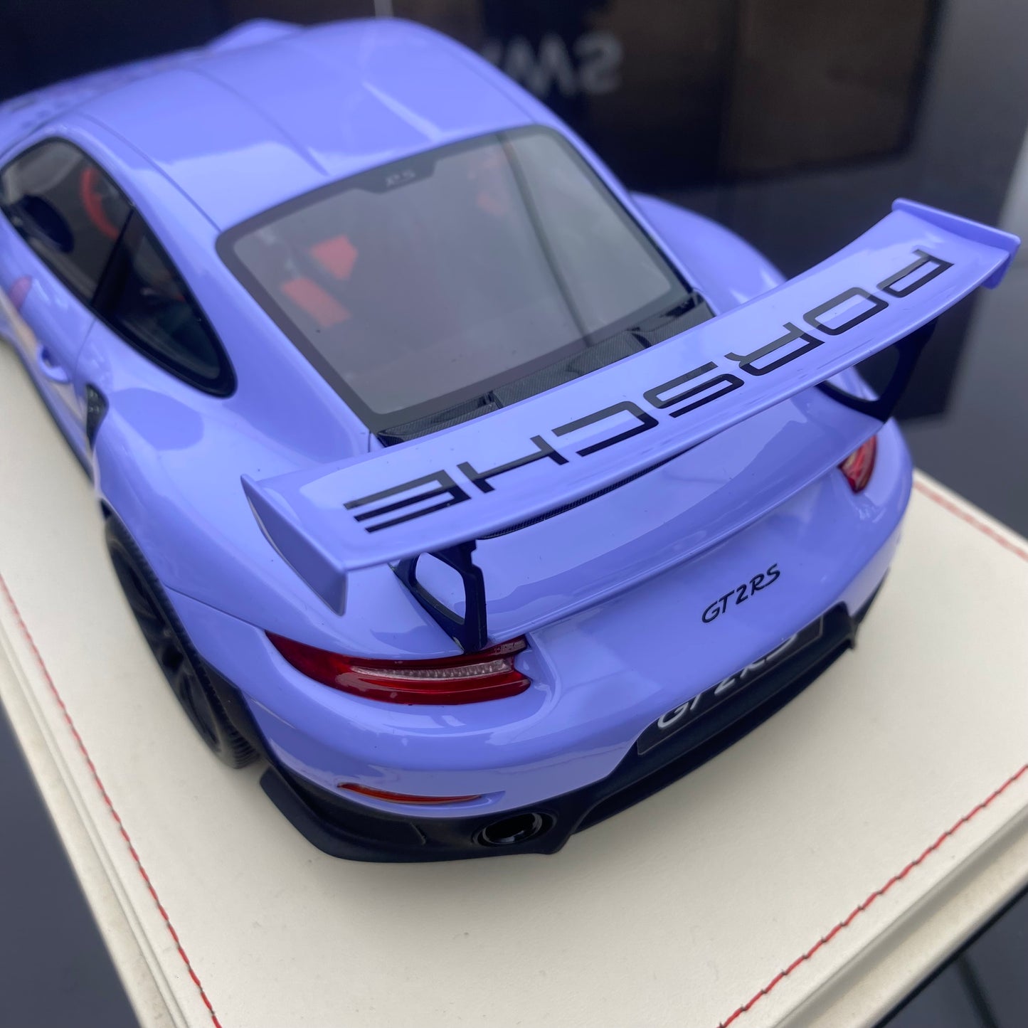 Vehículo Art1/18 Porsche 911 GT2RS Weissach Modelo de paquete