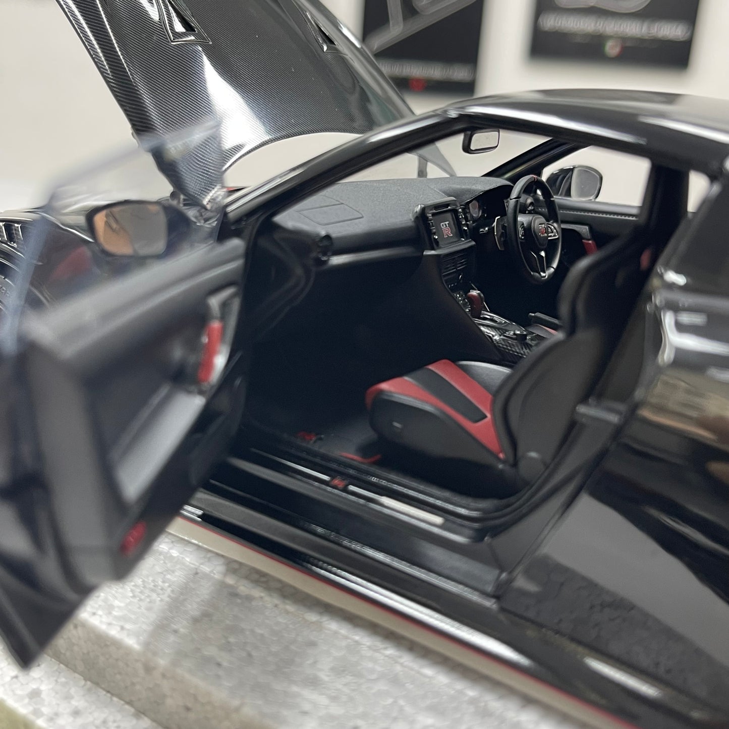 MOTORHELIX 1/18 Nissan GT-R NISMO (R35) Special Edition 2022 – Meteor Flake Black (MH379)