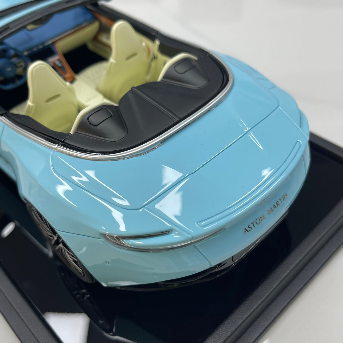 MOTORHELIX 1/18 Aston Martin DB12 Volante (Convertible) – Glass Blue – MH397