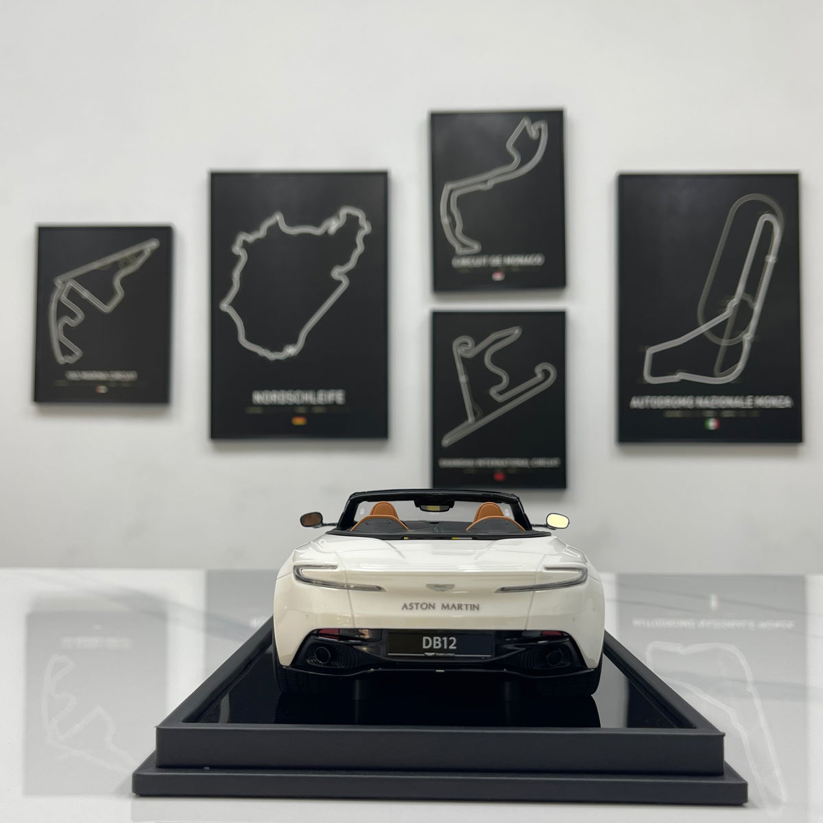 MOTORHELIX 1/18 Aston Martin DB12 Volante (Convertible) - Moonlight White - MH395