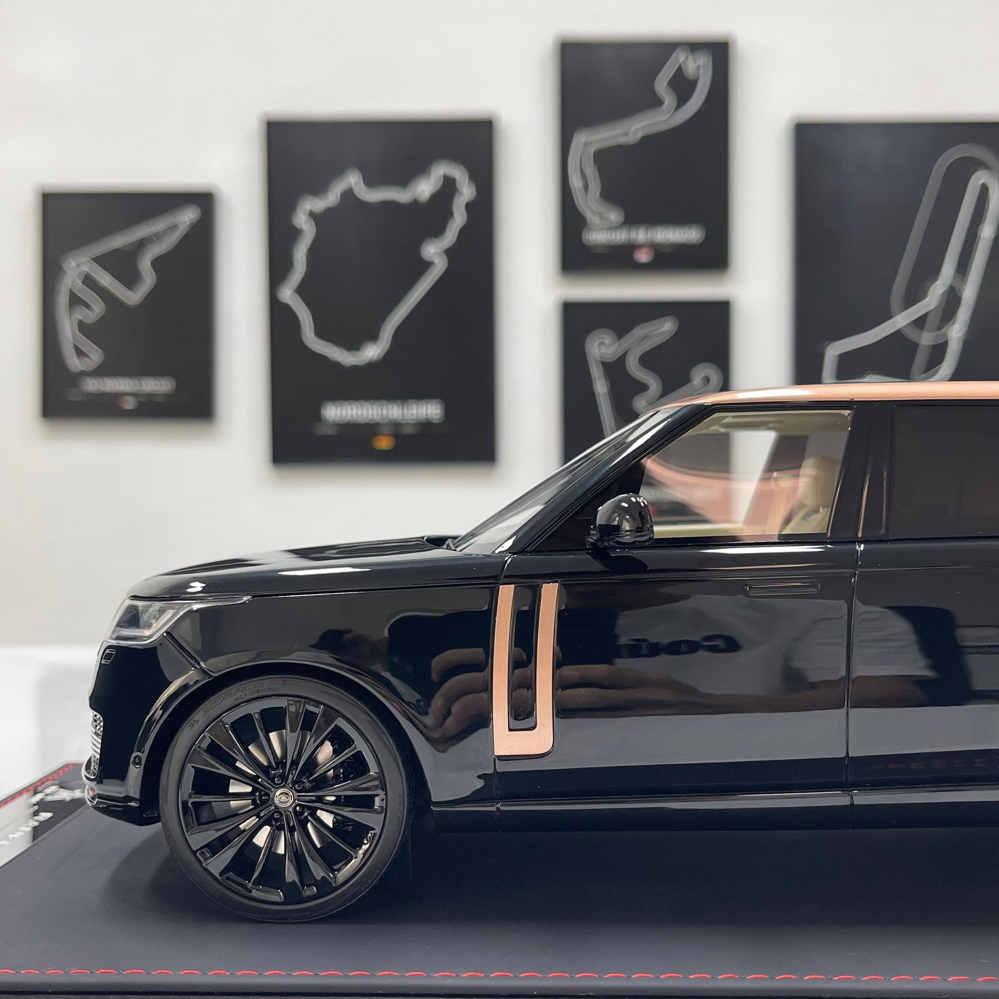 BBA MODEL 1:18 Land Rover Range Rover Autobiography — Black & Gold