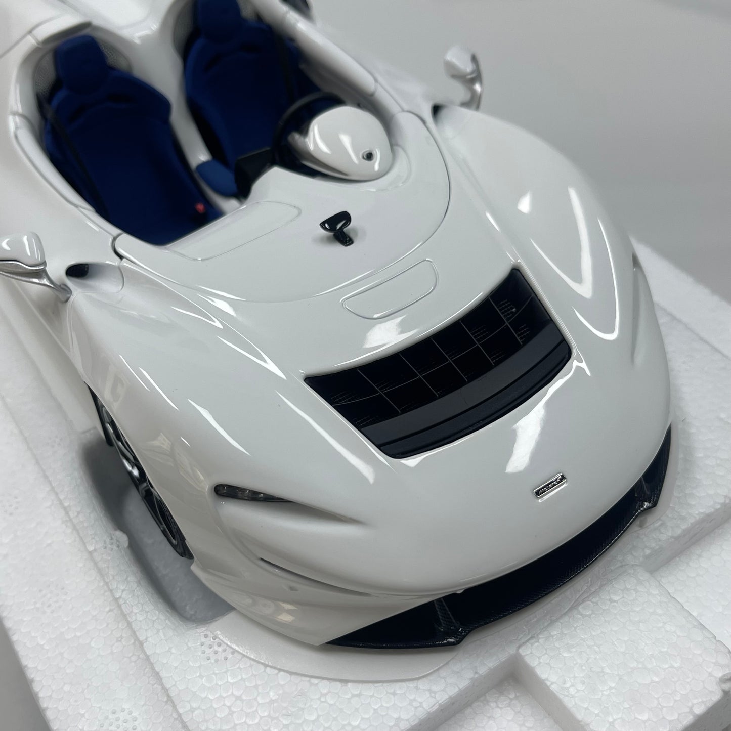 LCD 1/18 McLaren Elva Die-cast Model – Pearlescent White with Blue Interior (LCD18015-WH)