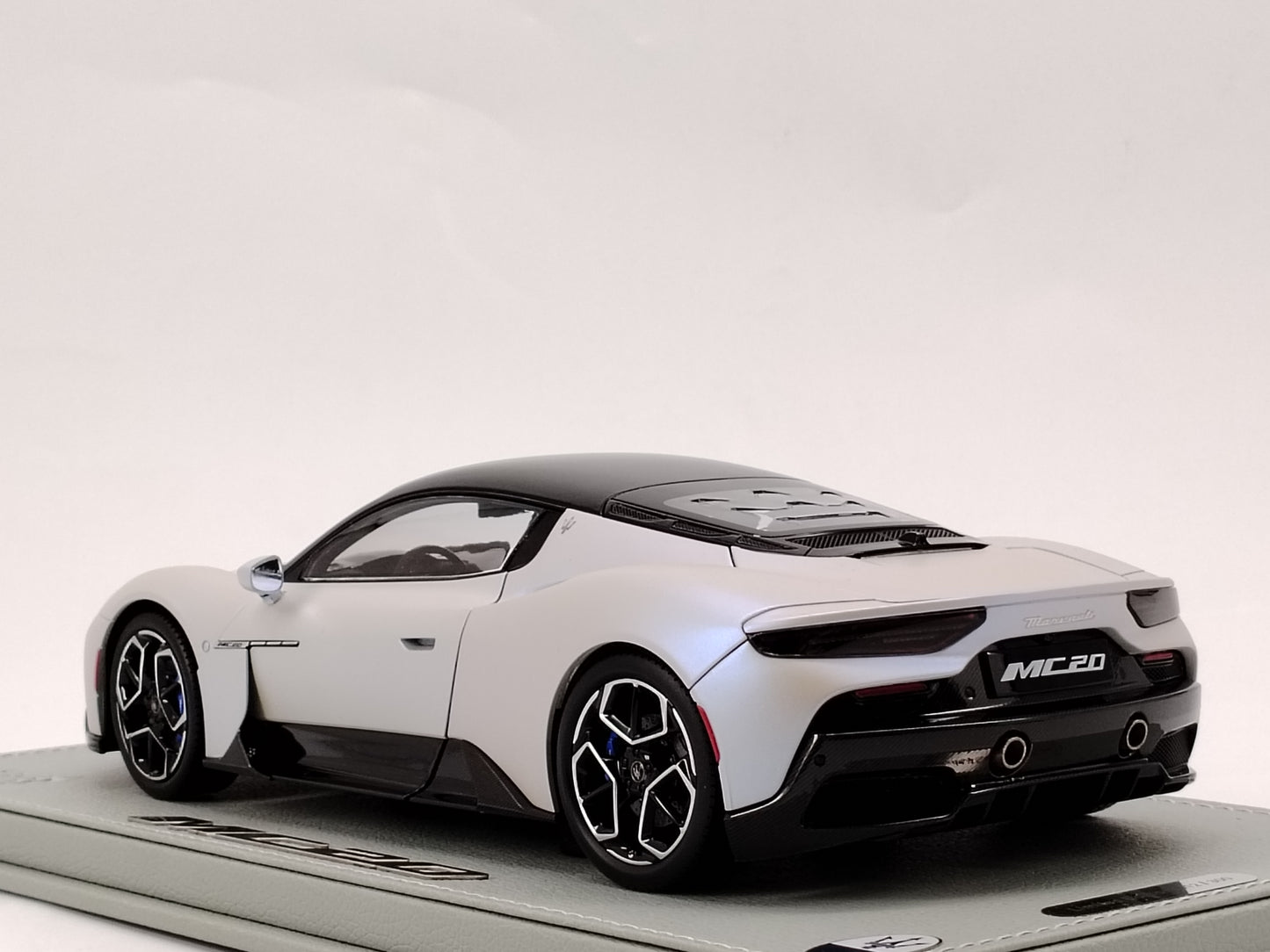 BBR 1/18 Maserati MC20 leather base white alloy model car HE180051ABBR