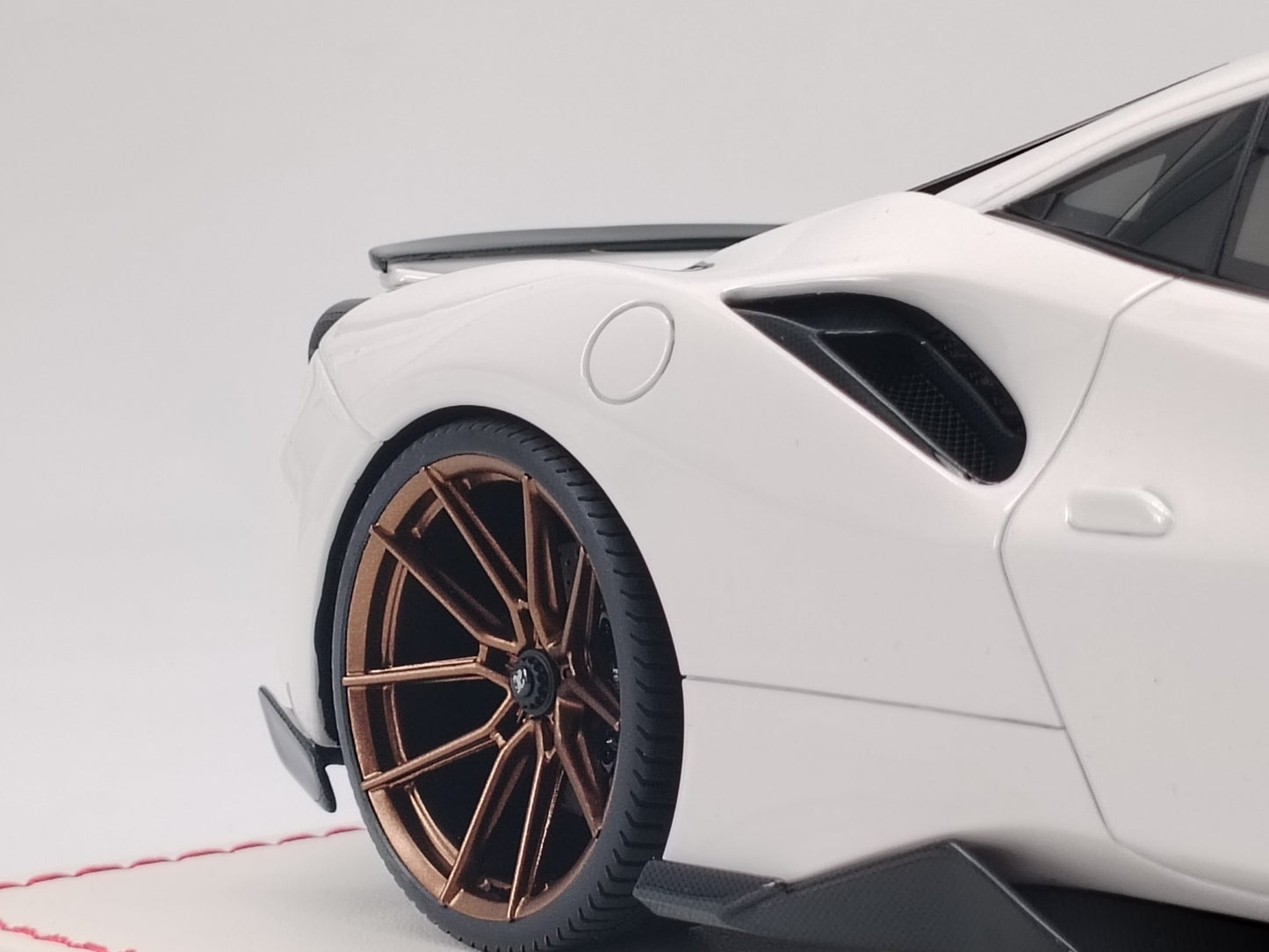 DG 1/18 Ferrari 488 Pista White Simulation Car Model