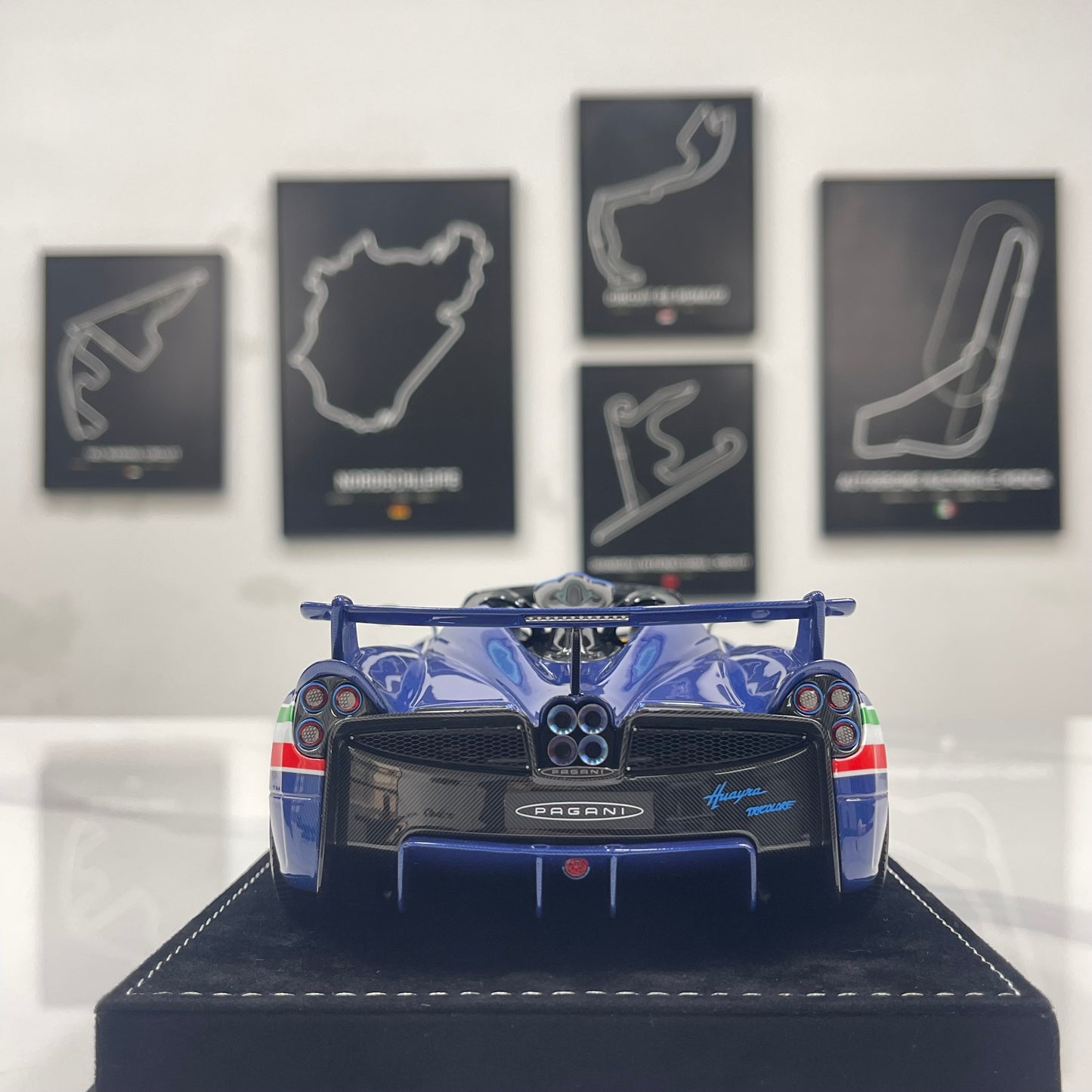 HH Model 1/18 Pagani Huayra Air Force Edition (HH664)