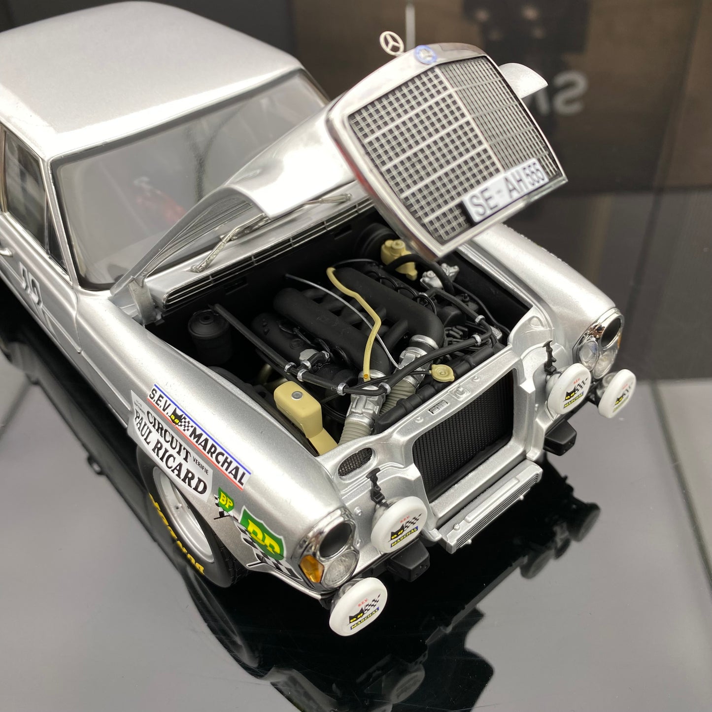 Minichamps 1/18 Benz 300SEL 6.8AMG Red Pig - Modelo de coche de resina, regalo de colección