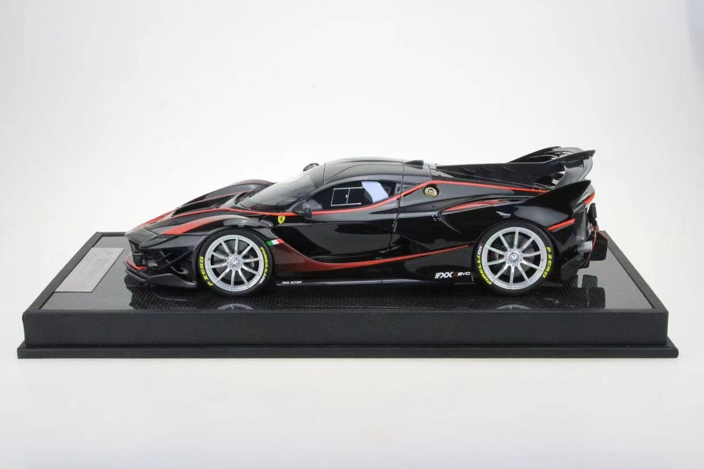 Runner 1/18 Ferrari FXX K EVO resin model