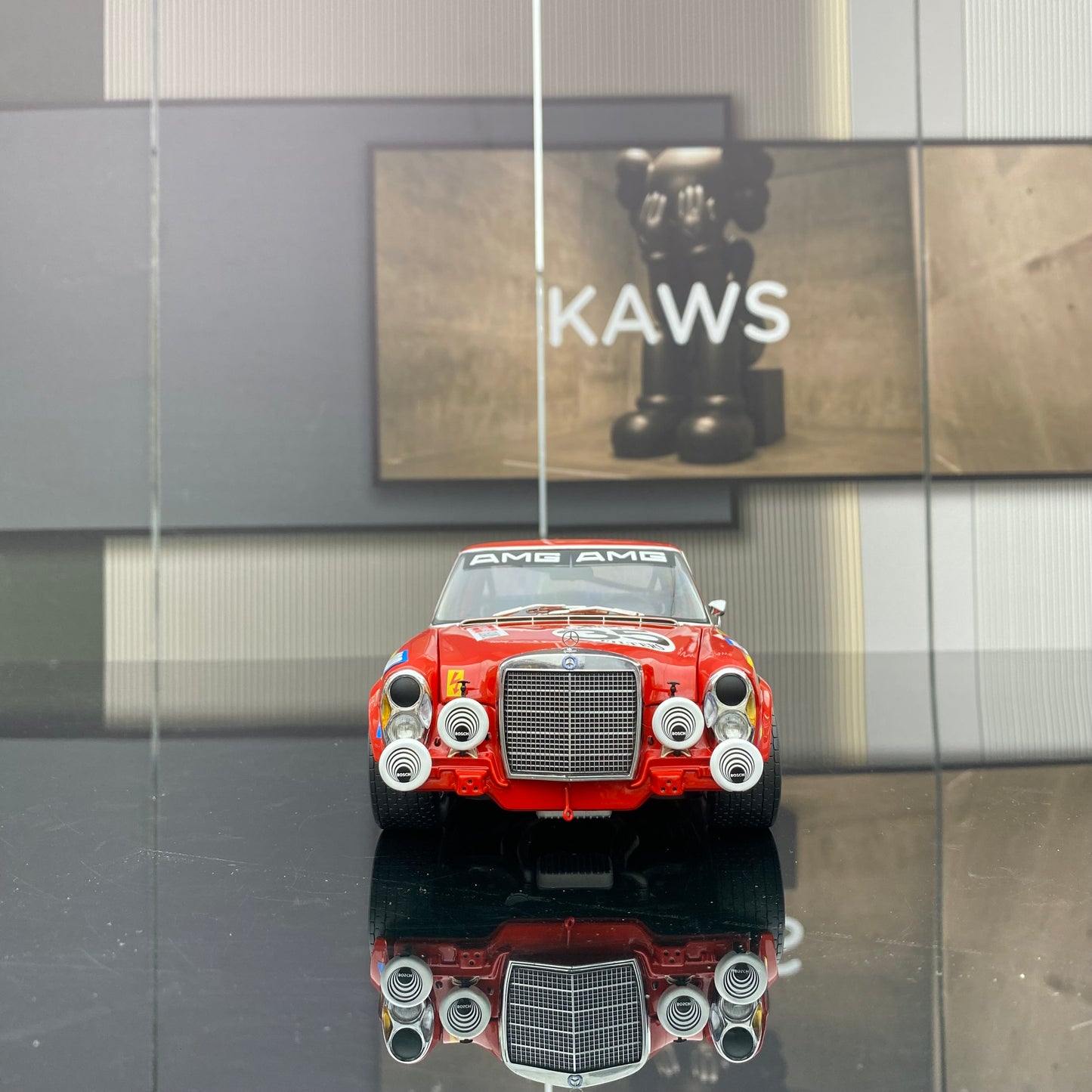 Minichamps 1/18 Benz 300SEL 6.8AMG Red Pig - Modelo de coche de resina, regalo de colección