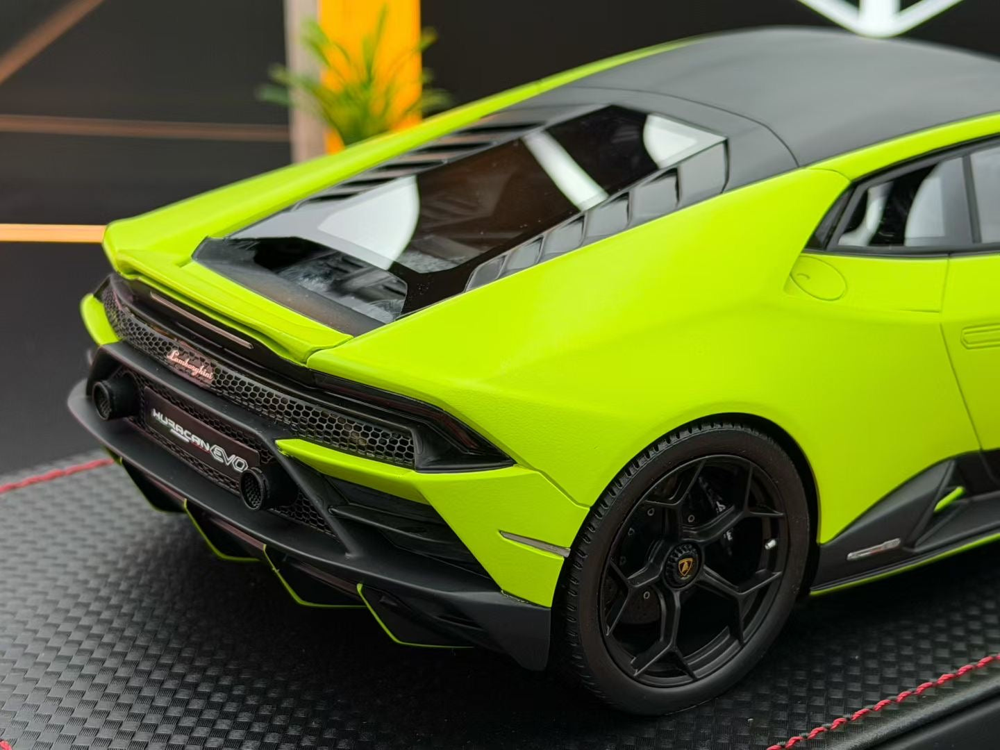 MR 1:18 Lamborghini Huracan Evo Fluo Capsule Verde Shock 24/49 DDJ079