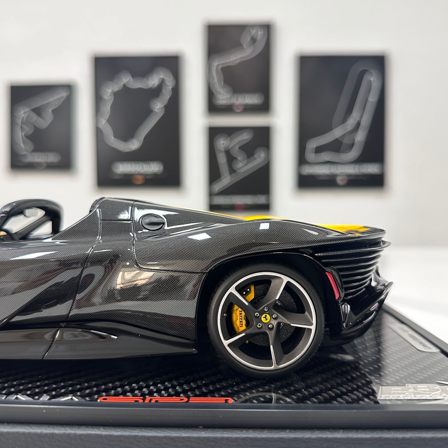 BBR 1/18 Ferrari SP3 Daytona 599+1 Spider - Open Roof Modena Yellow/Black Carbon Fiber P18214TMOCH