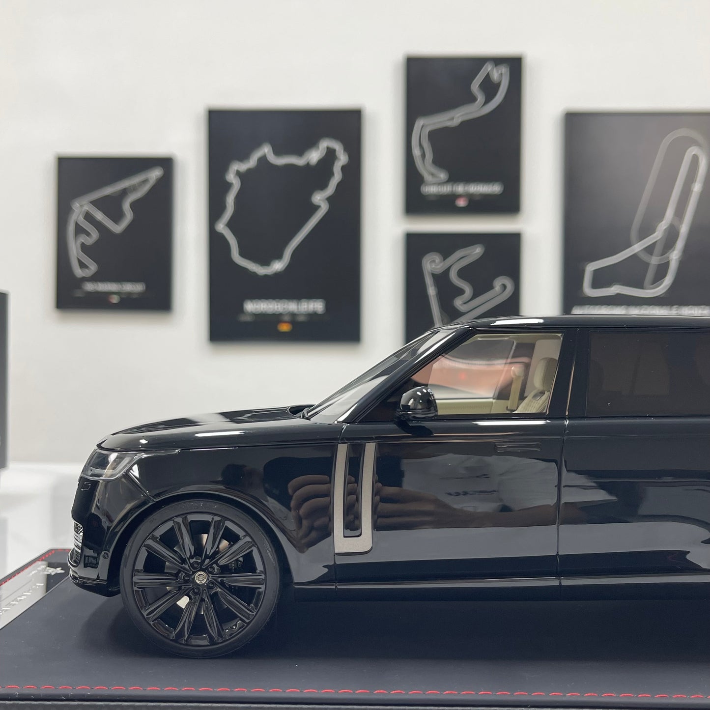 BBA MODEL 1/18 Land Rover Range Rover SVAutobiography Long Wheelbase — Gloss Black (Sealed Resin Model)