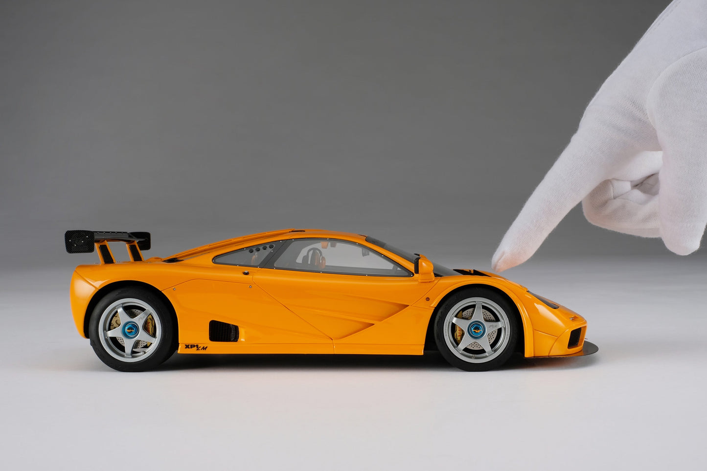 Amalgam 1/18 McLaren F1LM yellow simulation car model birthday gift ornament