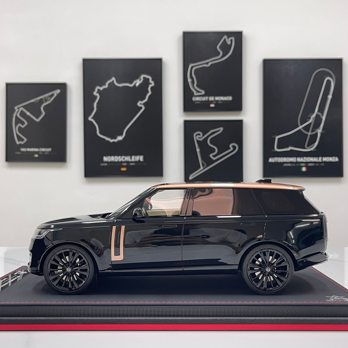 BBA MODEL 1:18 Land Rover Range Rover Autobiography — Black & Gold