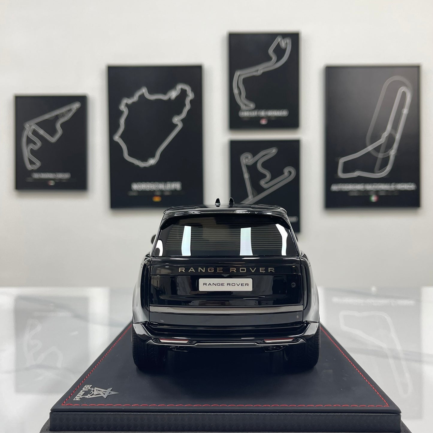 BBA MODEL 1/18 Land Rover Range Rover SVAutobiography Long Wheelbase — Gloss Black (Sealed Resin Model)