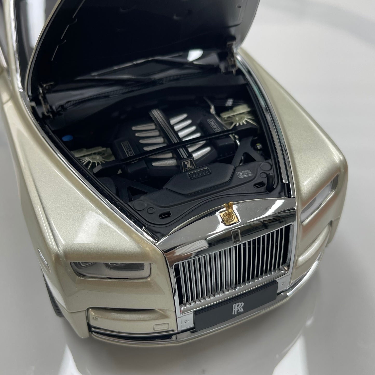 ZP 1/18 Rolls-Royce Phantom VIII (Gold Badge & Leather Case Edition) – Champagne Gold (ZP116)