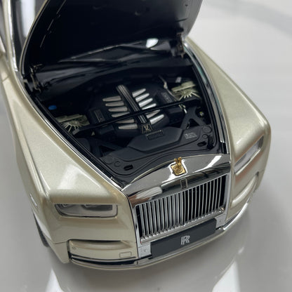 ZP 1/18 Rolls-Royce Phantom VIII (Gold Badge & Leather Case Edition) – Champagne Gold (ZP116)