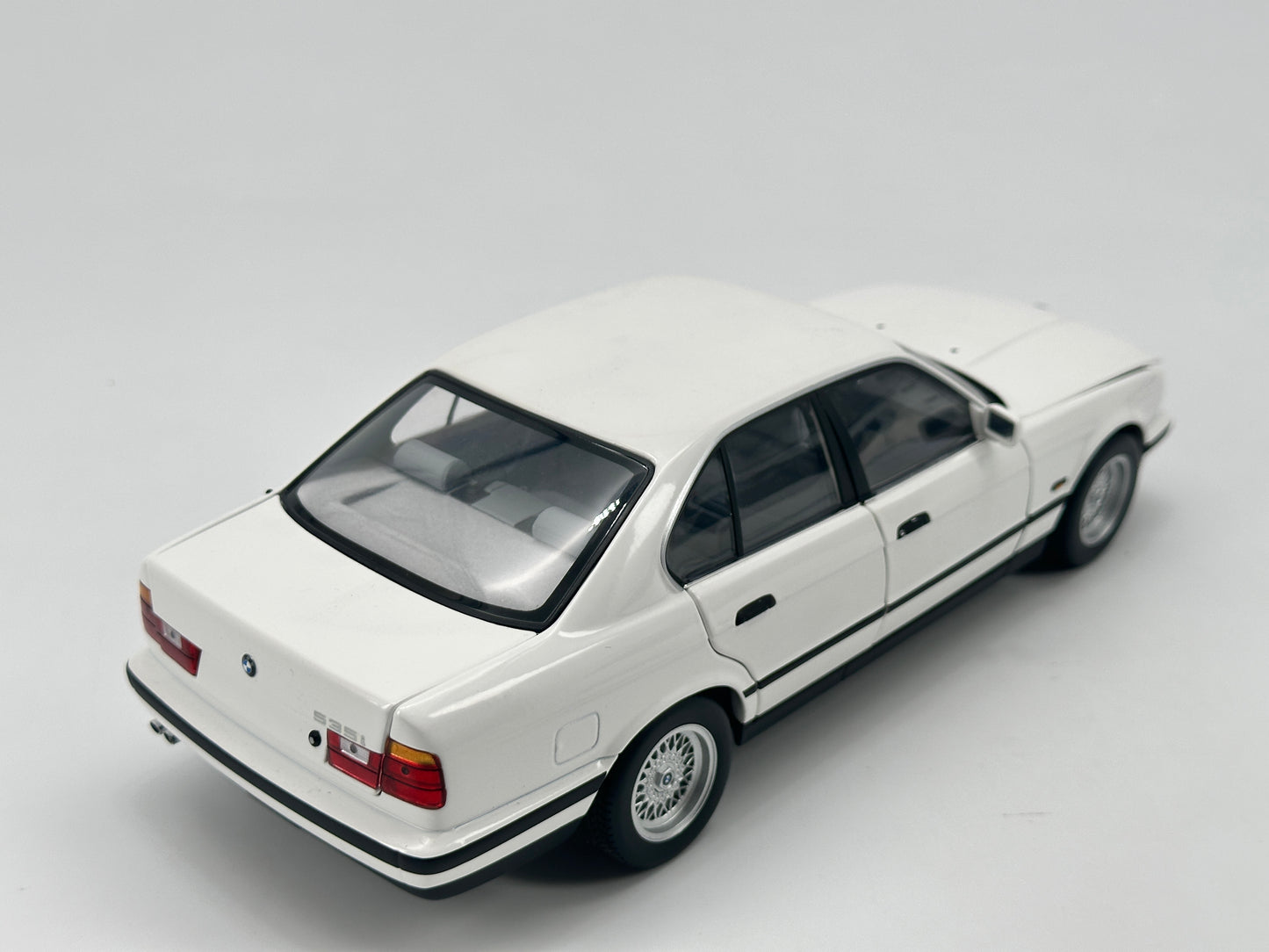 MINICHAMPS 1/18 BMW 535I e34 1988 White Alloy Simulation Model Car