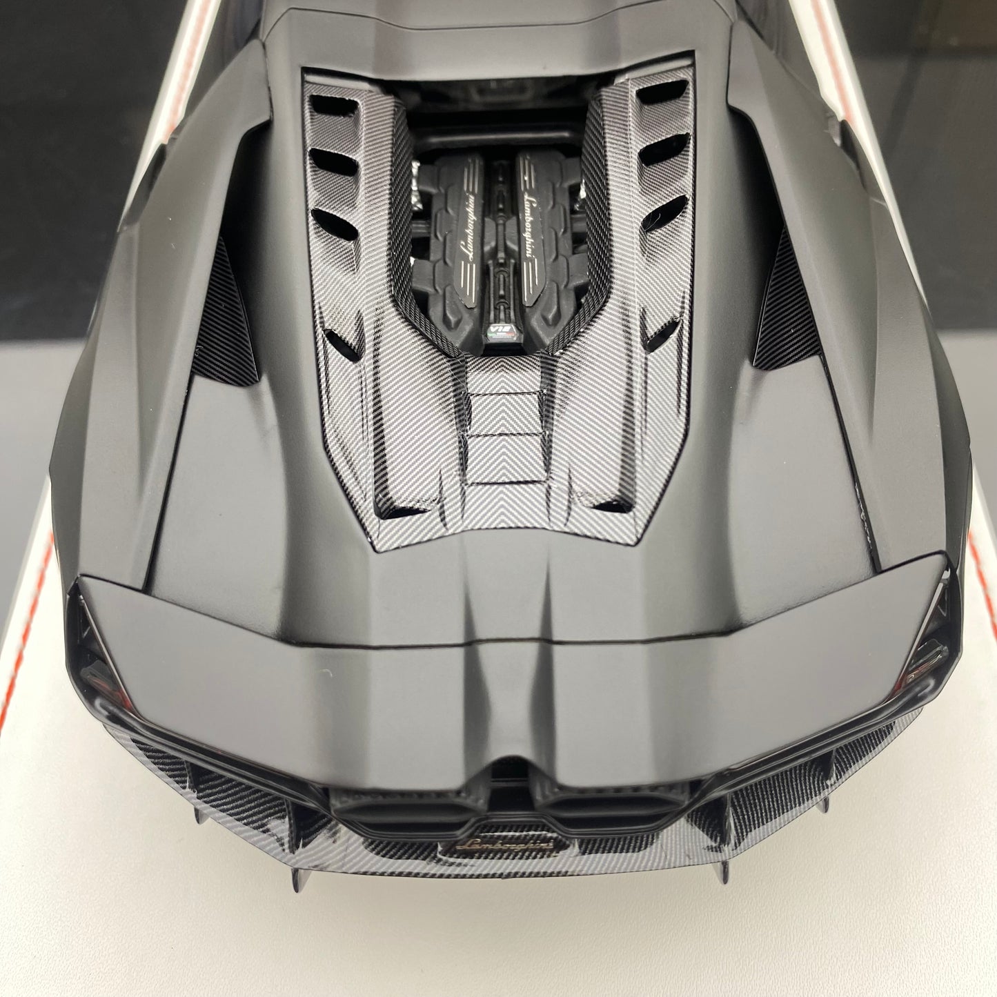 RUNNER 1/18 Lamborghini Reveulto limited edition car model ornament