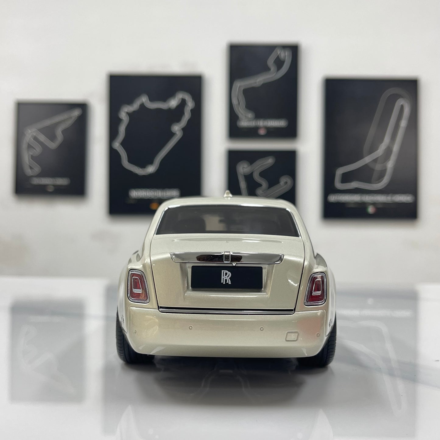 ZP 1/18 Rolls-Royce Phantom VIII (Gold Badge & Leather Case Edition) – Champagne Gold (ZP116)