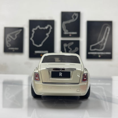 ZP 1/18 Rolls-Royce Phantom VIII (Gold Badge & Leather Case Edition) – Champagne Gold (ZP116)