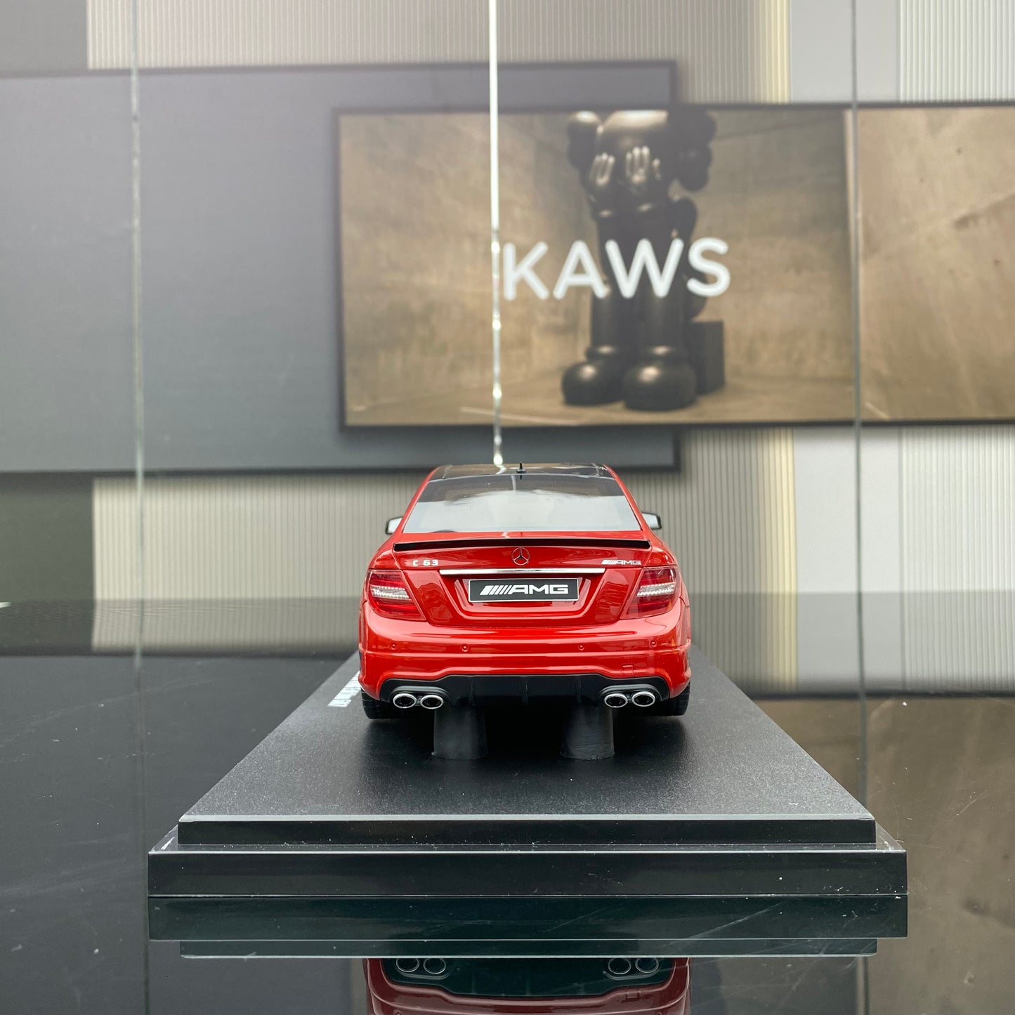 Colección de adornos de resina roja sellada del Mercedes-Benz C63 AMG GT Spirit 1/18