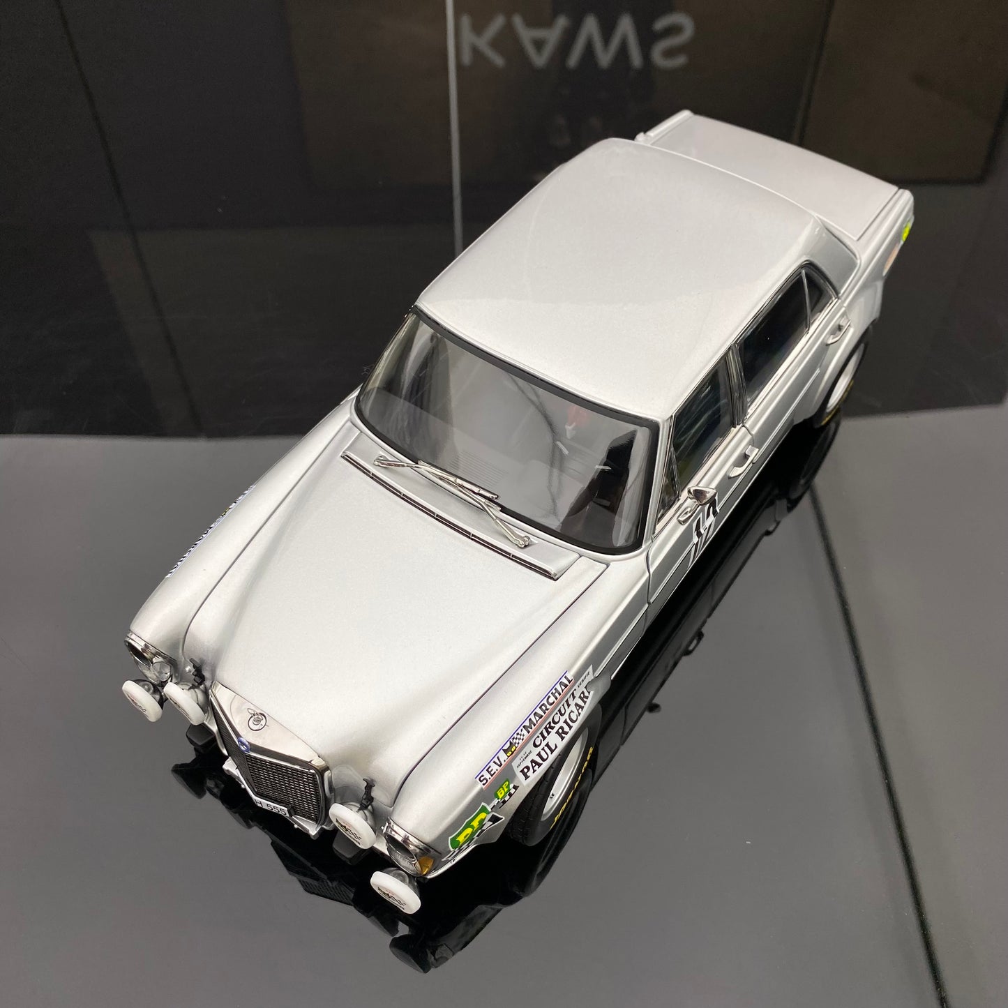Minichamps 1/18 Benz 300SEL 6.8AMG Red Pig - Modelo de coche de resina, regalo de colección