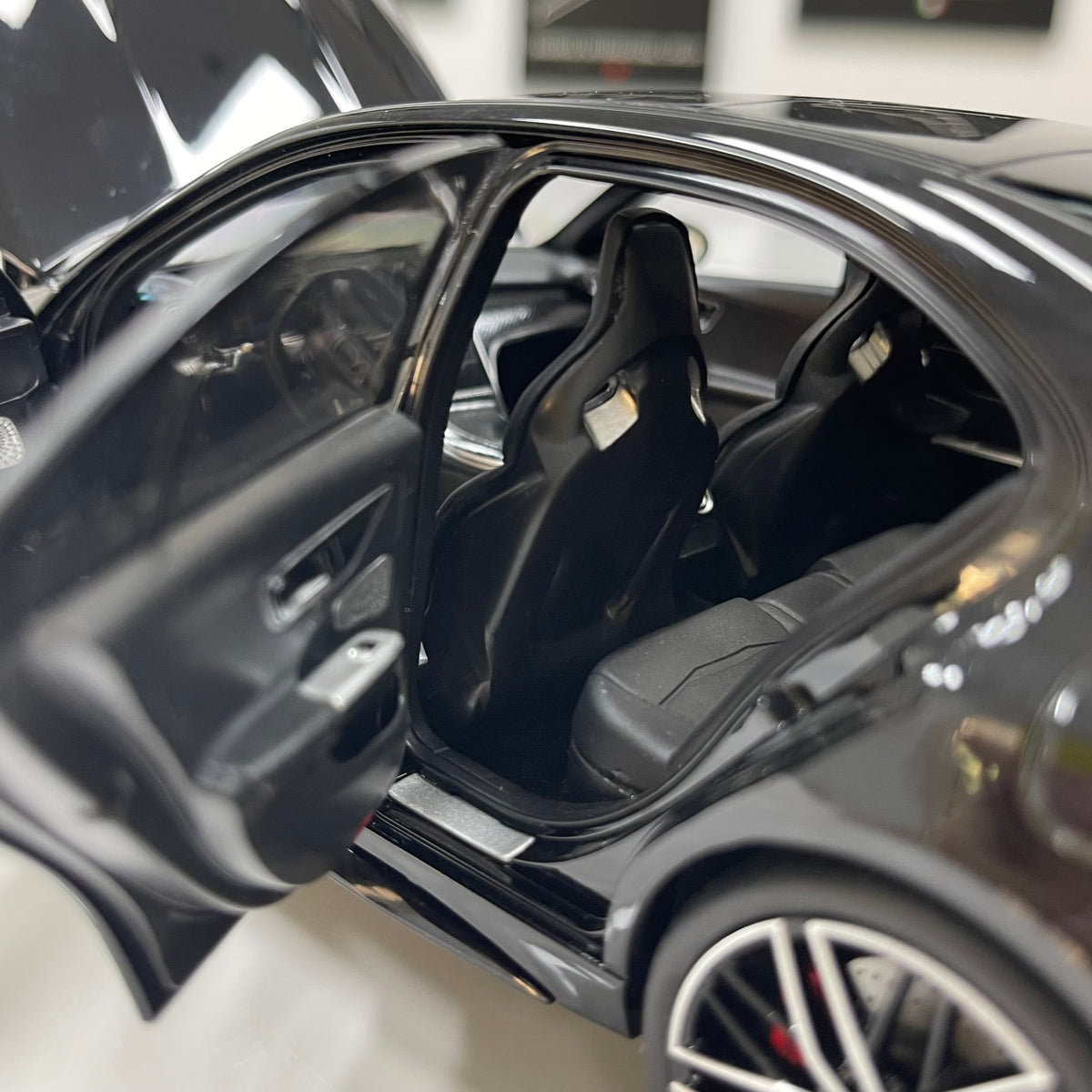 NZG 1/18 Mercedes-AMG C63 S E-Performance, Gloss Black (111200050)