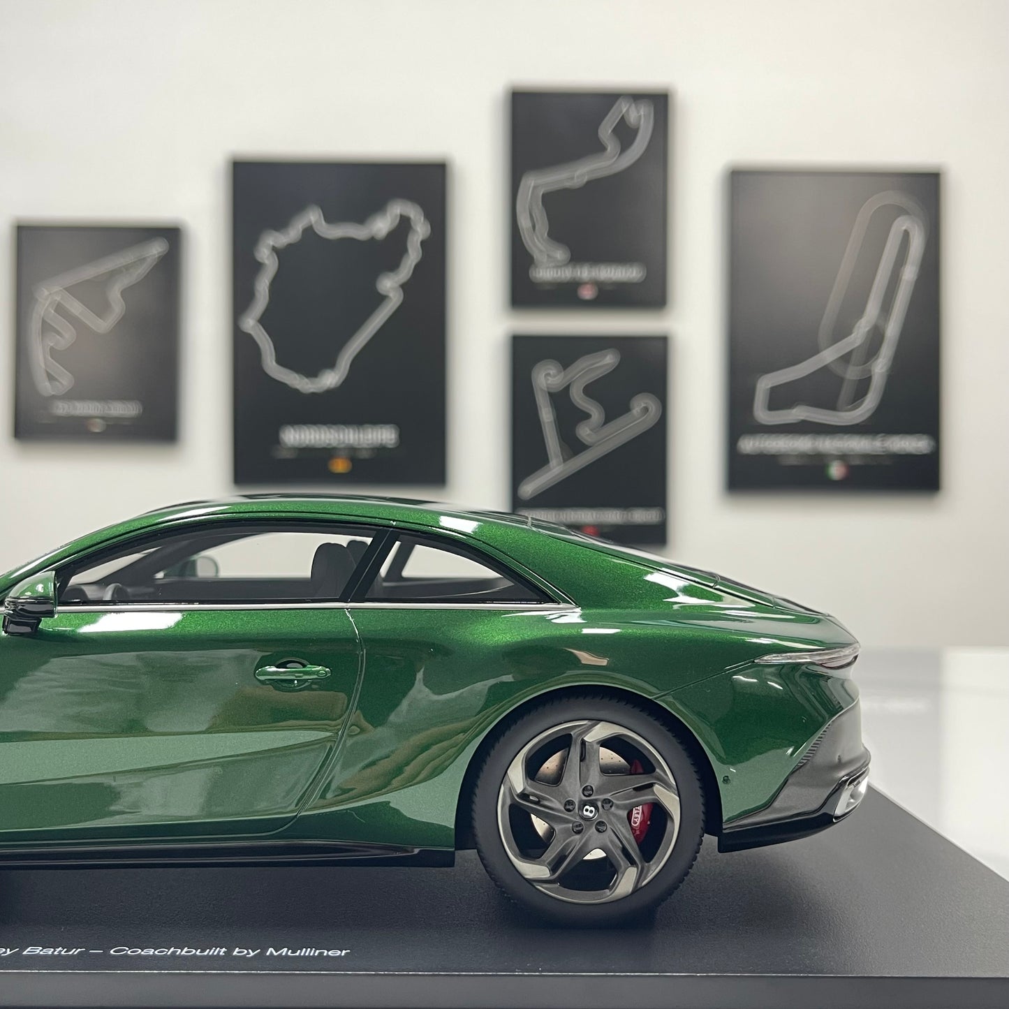 Topspeed 1/18 Bentley Batur Scarab Green TS0672