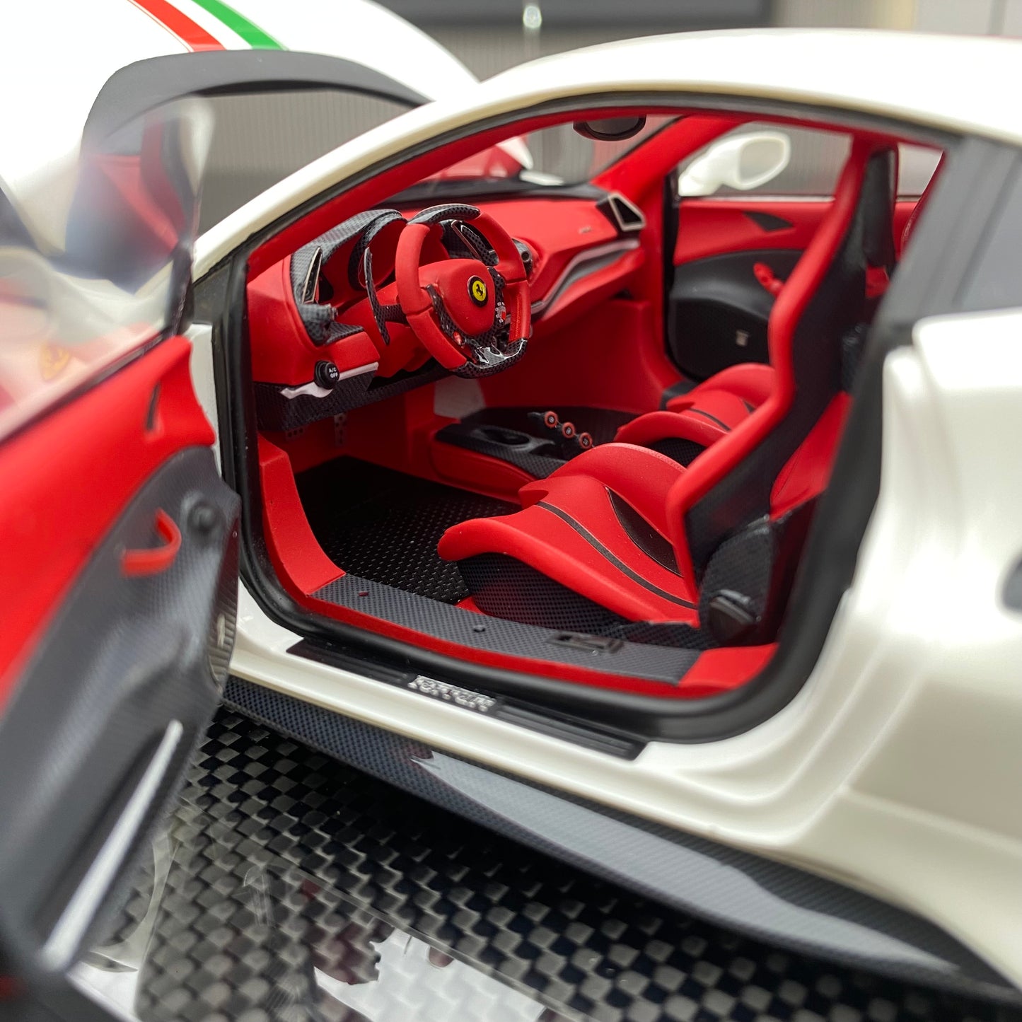 DM 1/18 Ferrari 488 pista resin fully opened fluorescent limited edition car model ornaments