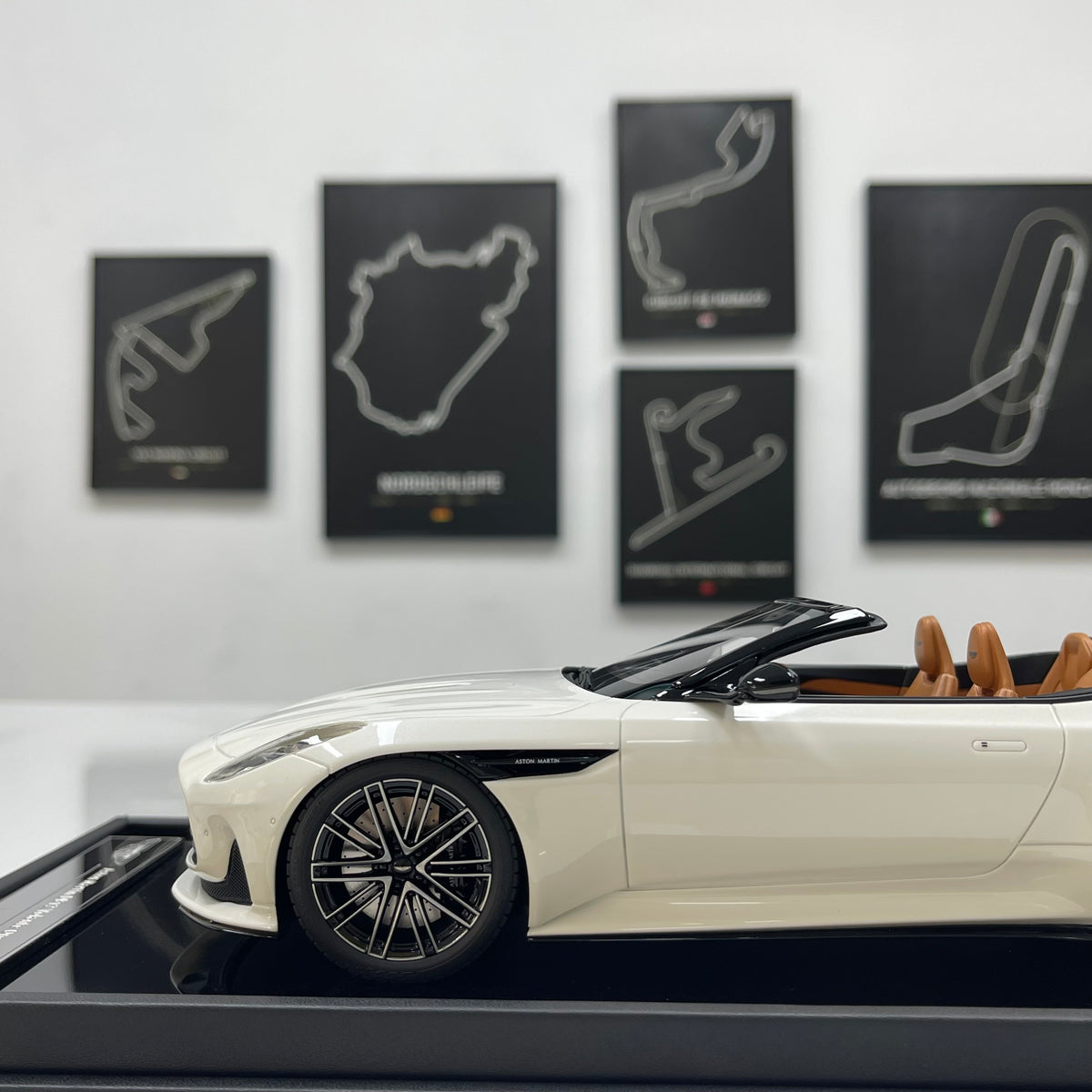 MOTORHELIX 1/18 Aston Martin DB12 Volante (Convertible) - Moonlight White - MH395