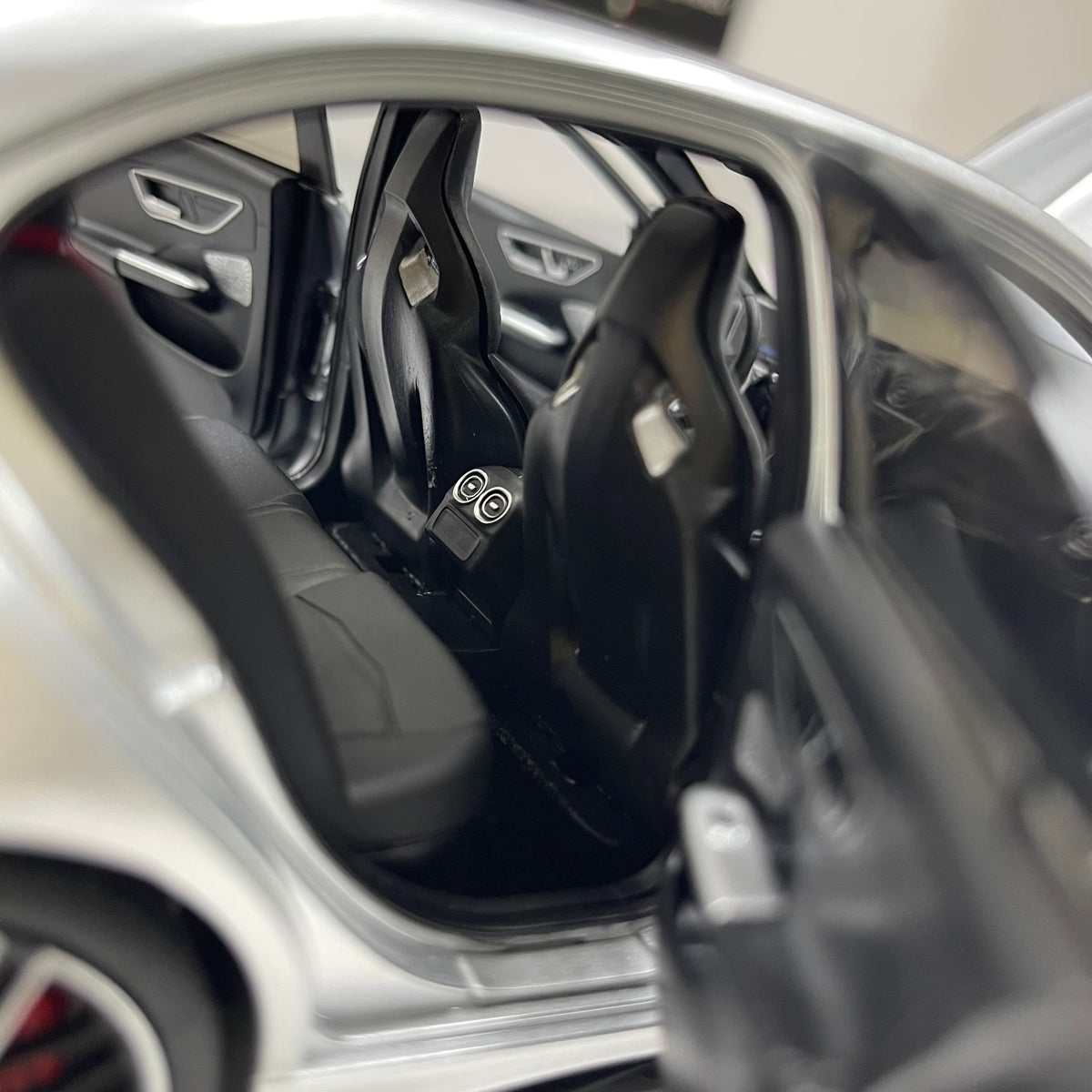 NZG 1/18 Mercedes-AMG C63 S E Performance – Tech Silver (111200055)
