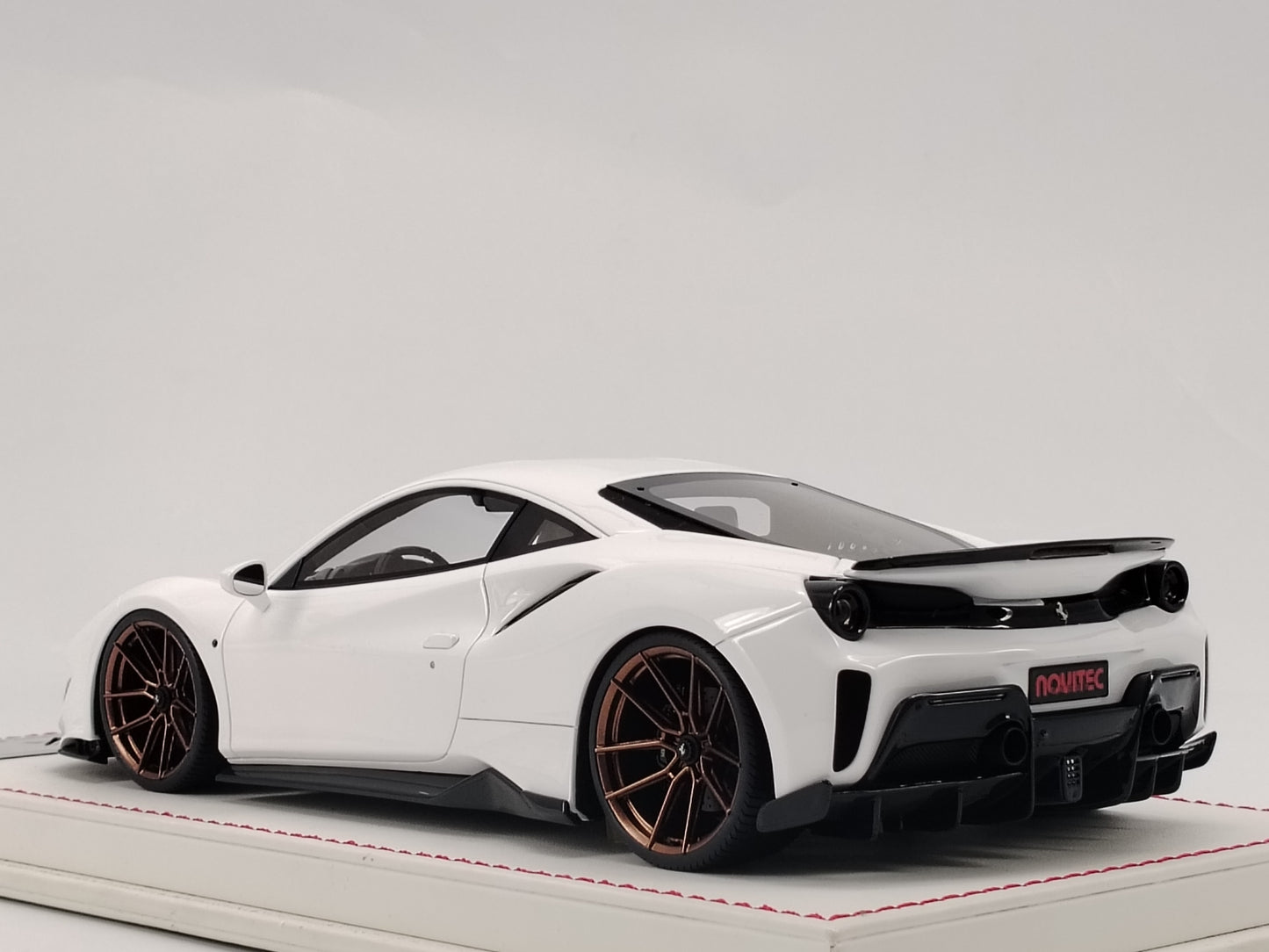 DG 1/18 Ferrari 488 Pista White Simulation Car Model