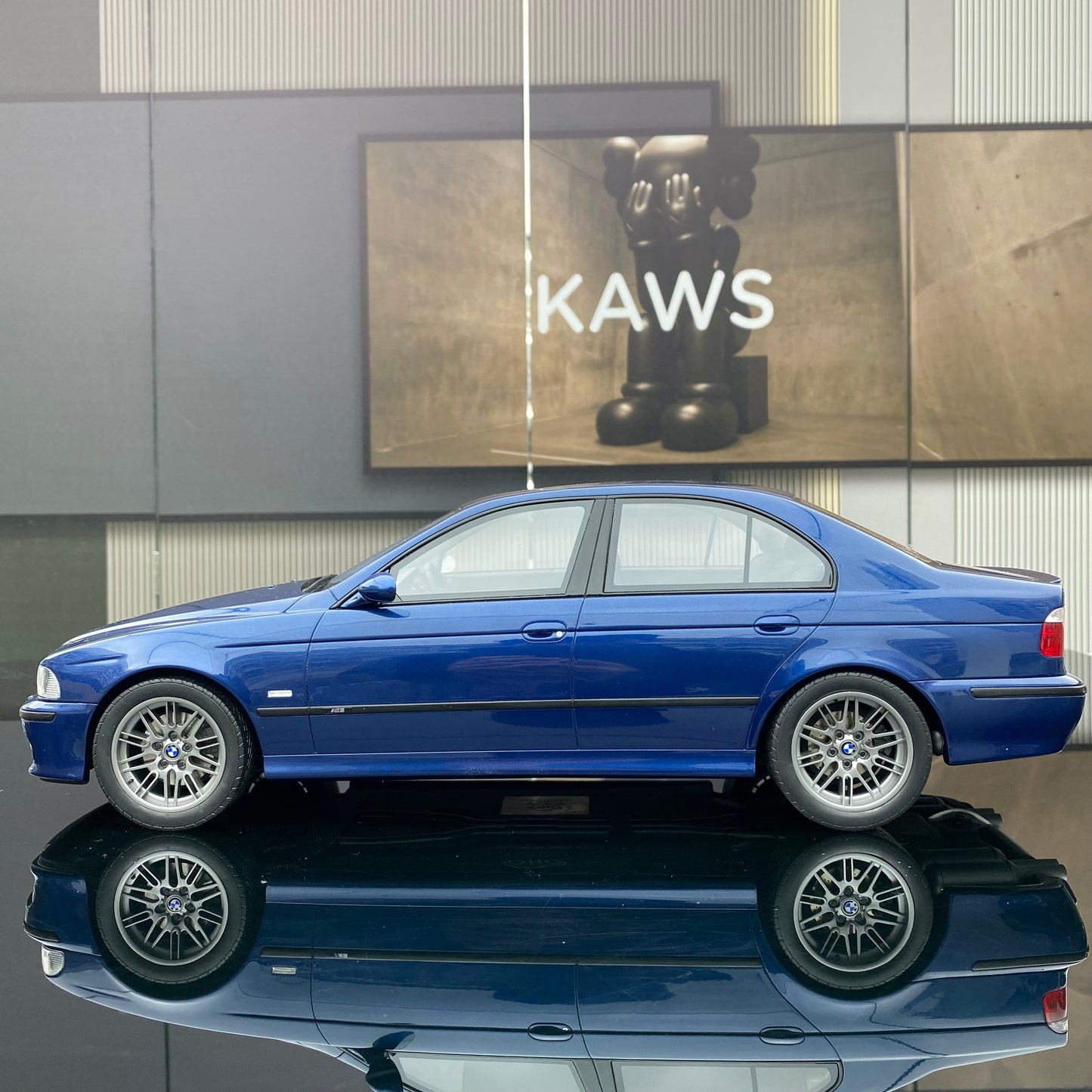 OTTO 1/12 BMW BMW E39 M5 blue old BMW car imitating real car model ornaments