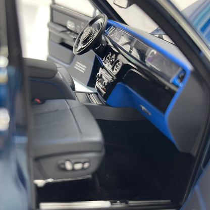 ZP 1/18 Rolls-Royce Phantom VIII (Gold Badge / Leather Suitcase Edition) – Pikes Peak Blue (ZP118)