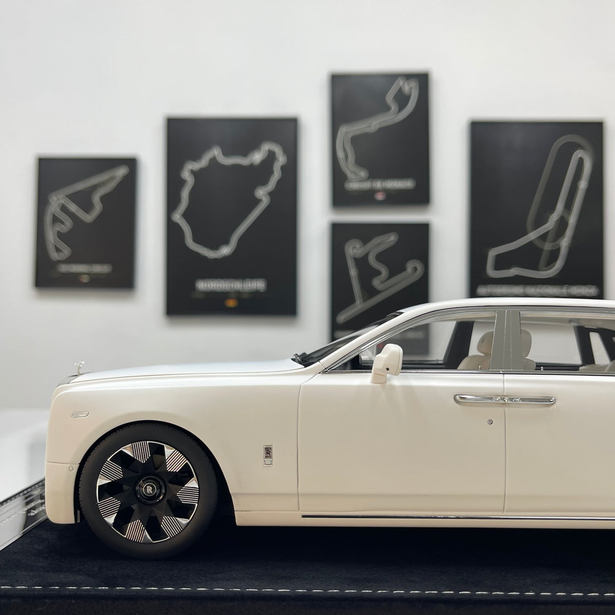 HH Model 1/18 Rolls-Royce Phantom Series II Ivory White HH735