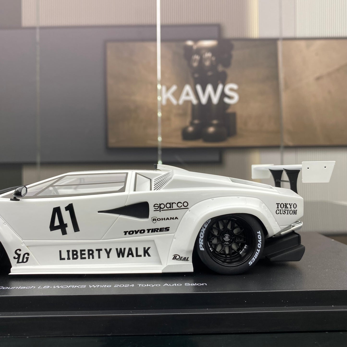 TOPSPEED 1/18 Lamborghini Countach LB-WORKS White Simulation Car Model
