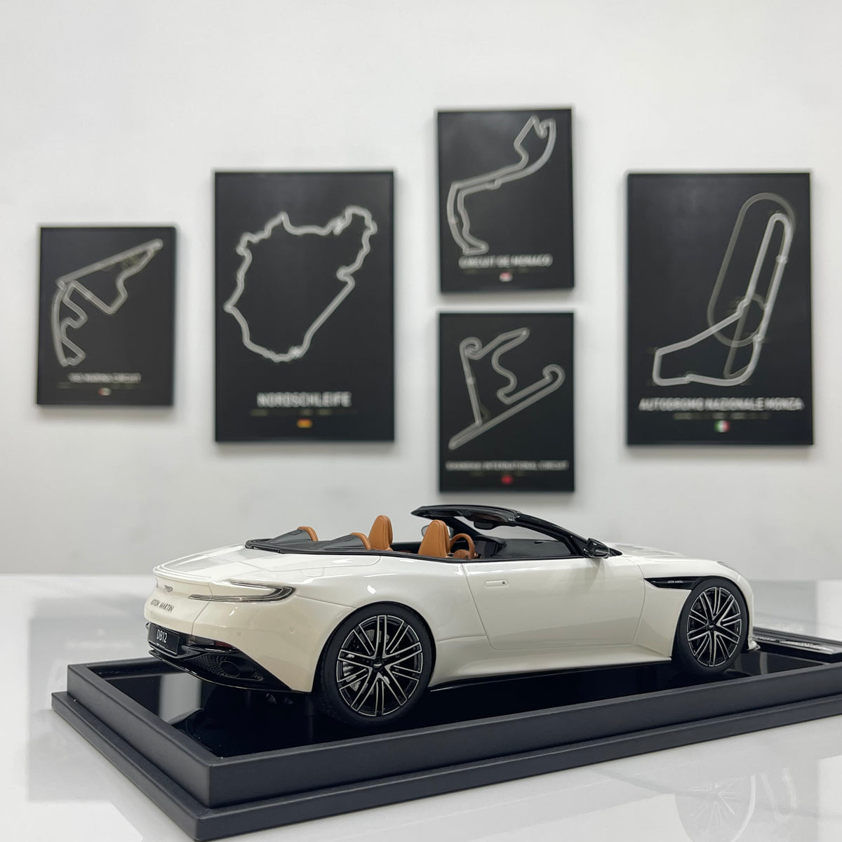 MOTORHELIX 1/18 Aston Martin DB12 Volante (Convertible) - Moonlight White - MH395