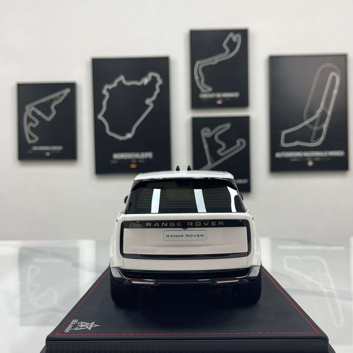 BBA MODEL 1/18 Land Rover Range Rover SVAutobiography Long Wheelbase — White Resin Model Car