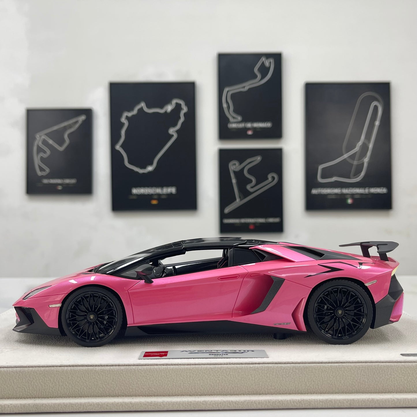MAKEUP 1/18 Lamborghini Aventador LP750-4 SV Roadster (2015) – Pink (EML007H)
