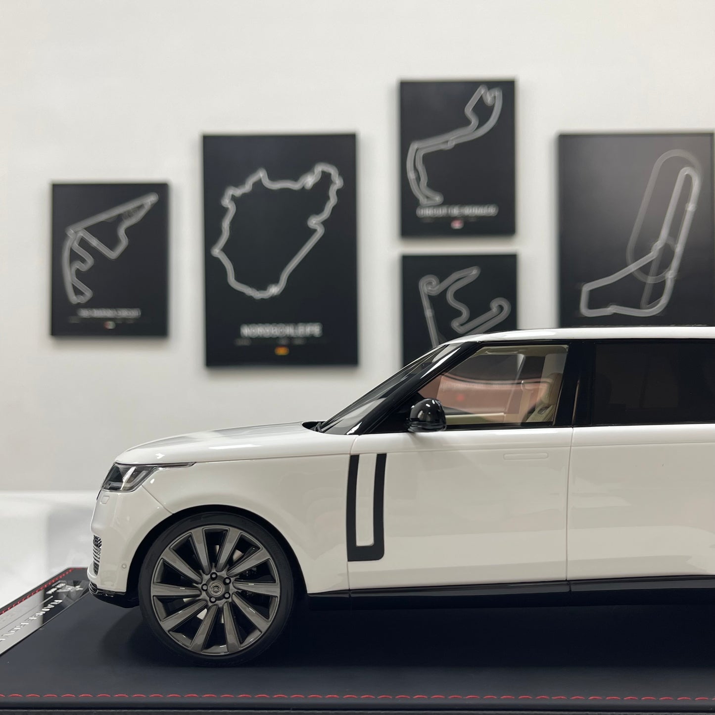 BBA MODEL 1/18 Land Rover Range Rover SVAutobiography Long Wheelbase — White Resin Model Car