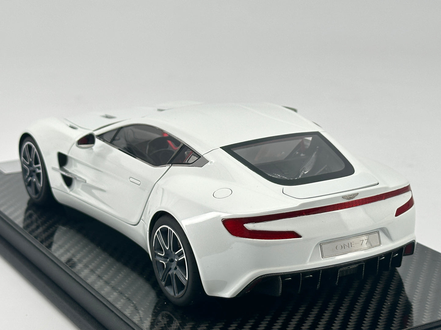 FRONTIART 1/18 Aston Martin ONE-77 Resin Fully Open Pearl White Limited Edition Car Model Ornaments