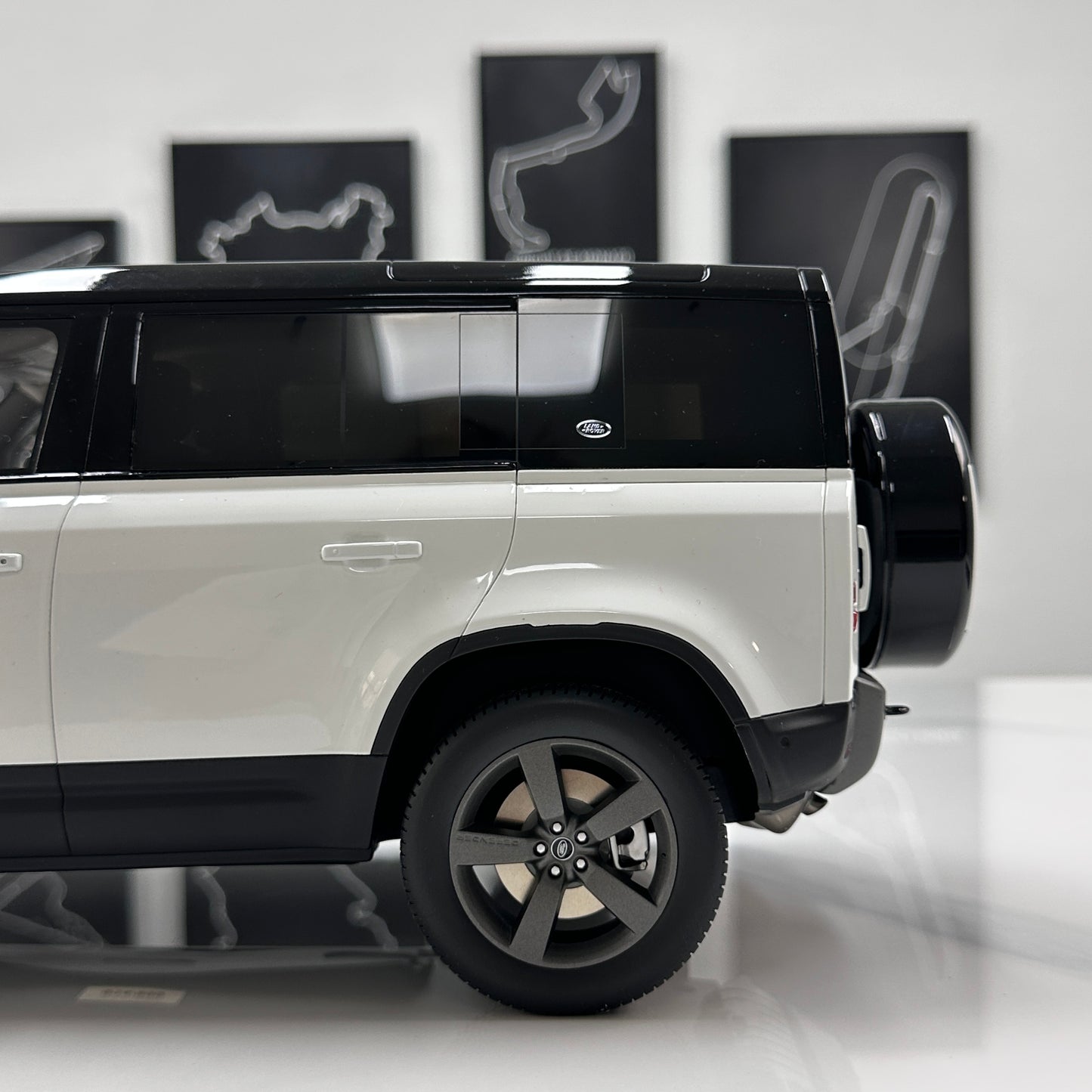 GT Spirit 1/12 Land Rover DEFENDER 110 P400X White GT554