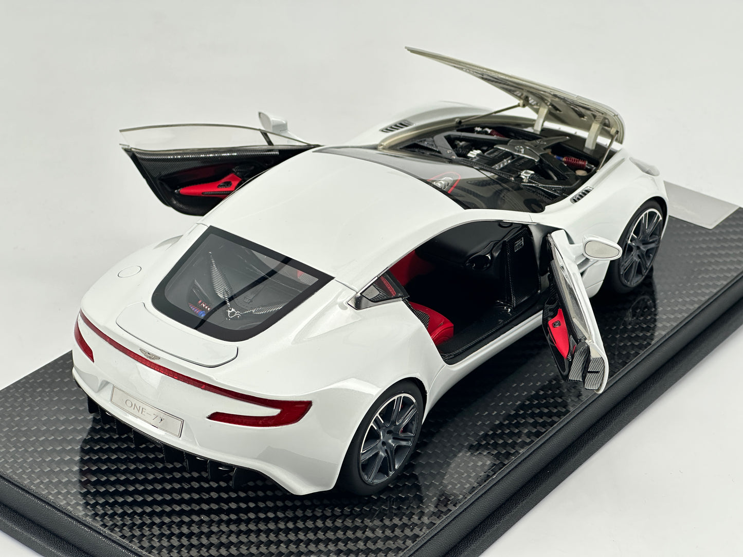 FRONTIART 1/18 Aston Martin ONE-77 Resin Fully Open Pearl White Limited Edition Car Model Ornaments