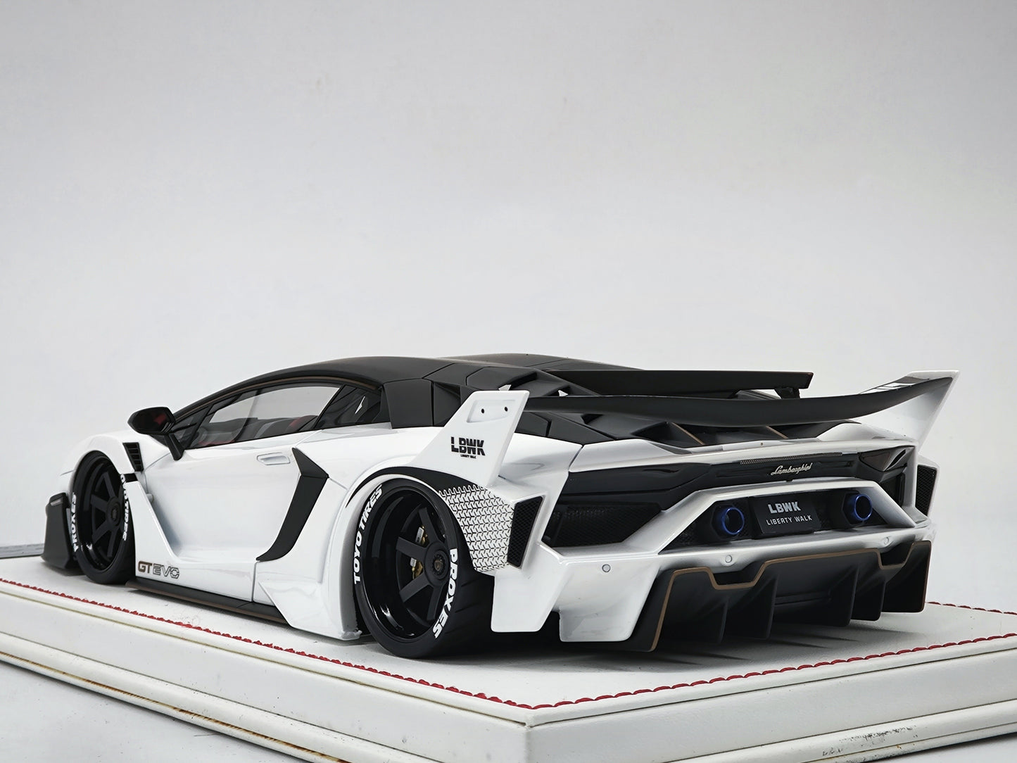 DG 1/18 Lamborghini 700GT EVO White Limited Edition Car Model Ornaments DG180223A