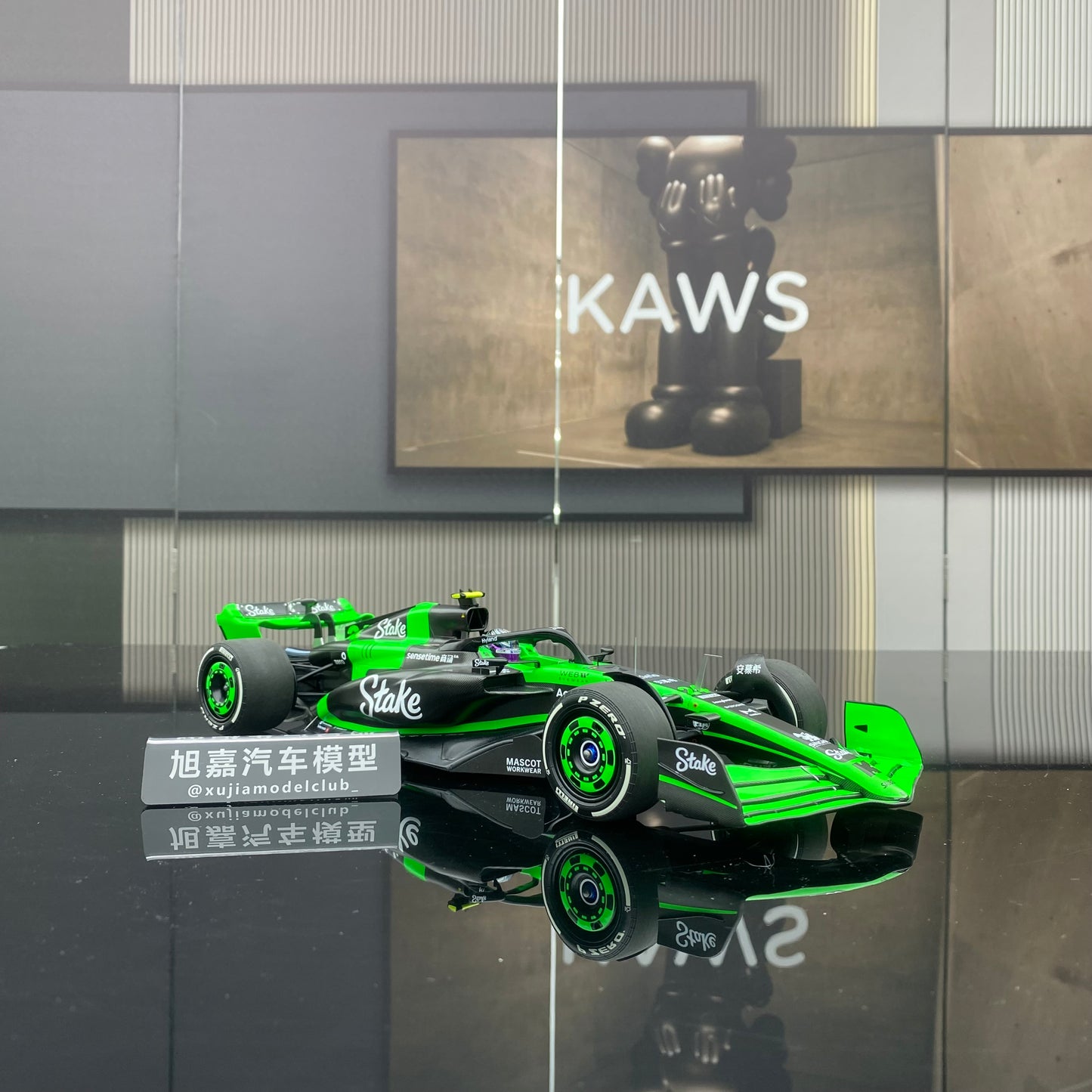 Minichamps 1/18 STAKE F1 TEAM KICK SAUBERC44-ZHOU GUANYU-2024 Precio 1579 117240124