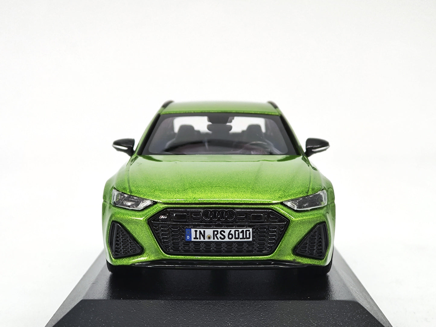 MINICHAMPS 1/43 Audi RS6 Alloy Enclosed Car Model Ornaments