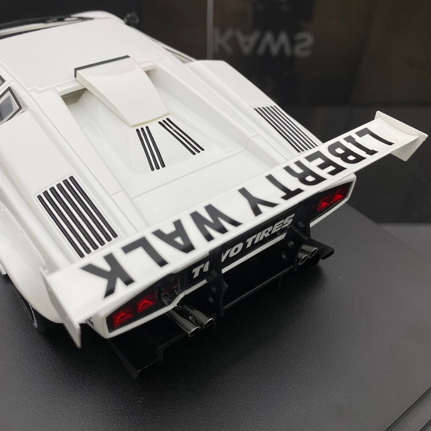 TOPSPEED 1/18 Lamborghini Countach LB-WORKS White Simulation Car Model
