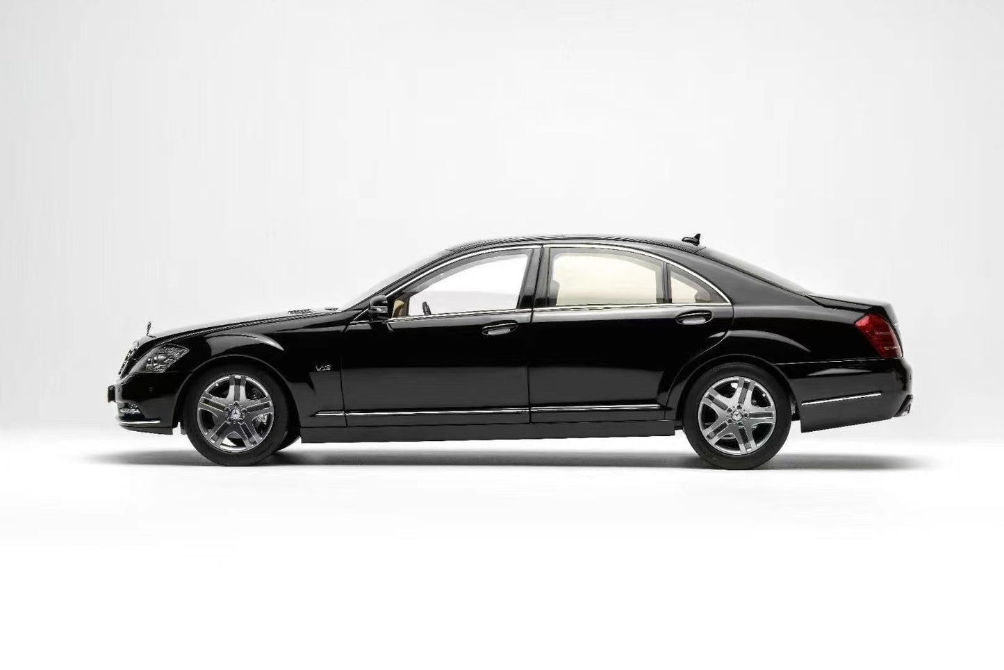 MOTORHELIX 1/18 Mercedes benz S600L AMG W221 alloy car model